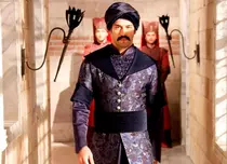 Burak Özçivit, boierul Bali din “Suleyman Magnificul”, e înnebunit după maşinile de epocă