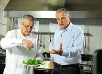Mircea Dinescu îl aduce pe Mircea Geoană în bucătărie, la "Politică şi delicateţuri"