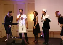 Răzvan şi Dani, îmbrăcaţi în rochie în scop caritabil