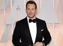 Chris Pratt, amuzat de o fotografie cu un copil dresor de dinozauri