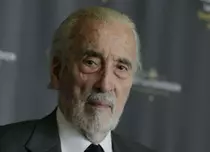 Sir Christopher Lee („Stăpânul inelelor”) a încetat din viaţă. Avea 93 de ani
