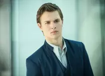 Actorul Ansel Elgort („Divergent”) a semnat un nou contract de DJ