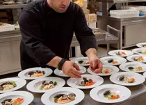 Chef Cătălin Scărlătescu pleacă într-un turneu culinar