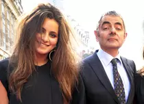 Fiica lui Rowan Atkinson se lansează în muzică