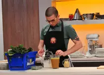 Un bucătar care a gătit pentru Brad Pitt și Sophia Loren vine la „Chefi la cuțite”