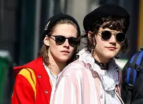 Kristen Stewart se iubeşte cu o cântăreaţă franceză
