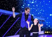 Crăciunul vine în septembrie, cu ninsoare, brad și colinde, la „Next Star”