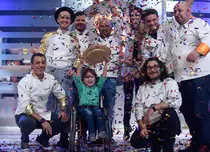 FOTO. Vedetele au gătit la „Chefi la cuţite” pentru a ajuta un băieţel