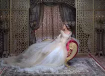 Kilometri de material textil și sute de accesorii au fost folosite pentru „Kosem”