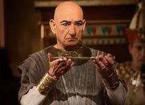 Ben Kingsley vine astăzi la Filmcafe, în miniseria „Tânărul faraon”