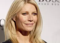 Gwyneth Paltrow s-a logodit cu producătorul de televiziune Brad Falchuk
