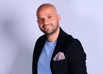 Andrei Ștefănescu va prezenta alături de Nasrin Ameri matinalul de weekend la Antena Stars