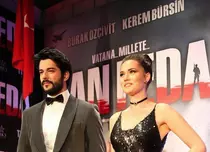 FOTO. Cum au arătat Burak Özçivit şi Fahriye Evcen la premiera filmului „Can Feda”