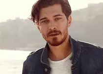 FOTO. Çagatay Ulusoy se bucură de vacanță până să înceapă filmările la sezonul 2 din „The Protector”