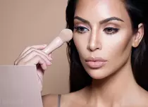 FOTO. Kim Kardashian se confruntă cu o erupție agresivă a pielii cauzată de psoriazis