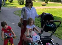 FOTO. Mirela Vaida a ieșit la plimbare, în formulă completă. Cum se descurcă vedeta cu trei copii