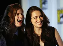 Emilia Clarke și Rose Leslie, „jefuite” în timpul vacanței în India
