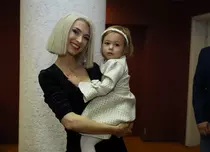 FOTO. Apariție încântătoare la gala premiilor TVMania 2019. Ce a făcut Ella, fiica Andreei Bălan, când a ridicat premiul emisiunii „Te cunosc de undeva”