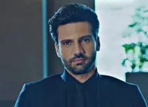 Kaan Urgancıoglu, Emir din „Dragoste infinită”, poate fi văzut de azi pe Netflix, în serialul „Așk 101”