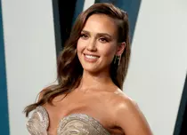 Jessica Alba nu-și mai ascunde relația. Săruturi în plină stradă, la șase luni de la divorț. Noul iubit este cu 12 ani mai tânăr decât ea