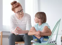 CUM ÎI SPUN “NU” CELUI MIC? CUM ÎL AJUT SĂ NU SE MAI TEAMĂ DE ÎNTUNERIC? CUM POT SĂ ÎI FIU DE AJUTOR?