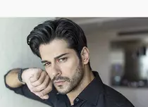 FOTO. Burak Özçivit, schimbare radicală de look pentru al doilea sezon al serialului „Kuruluş Osman”