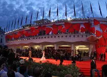 Organizată în condiții speciale, a 77-a ediție a Festivalului de Film la Veneția se deschide astăzi