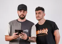 Speak și Vlad Drăgulin fac echipă pentru o nouă emisiune online realizată de Antena 1, „Îs geană pi tini”
