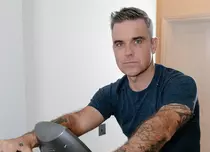 S-a izolat într-o destinație exotică! Robbie Williams are COVID-19