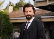 O ia pe urmele iubitei sale, Özge Yağiz? Gökberk Demirci, zvonuri că iese din serialul „Jurământul”
