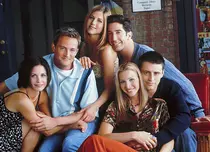 Cum a apărut cuplul Monica – Chandler în serialul-cult „Prietenii tăi”, difuzat integral de HBO