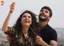 Cam multe scandaluri la filmările pentru „Hercai”! De ce s-ar face vinovați cei doi actori principali, Akın Akınözü și Ebru Şahin
