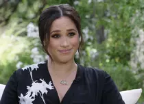 Meghan Markle a lipsit de la funeraliile prințului Philip, dar a trimis un bilet scris de mână. Ce flori a ales pentru coroană