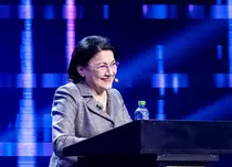 Ediție specială iUmor. Reacția Ecaterinei Andronescu după ce a citit cartea lui Bendeac și a ascultat melodiile lui Cheloo