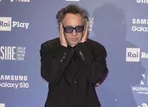 Tim Burton a venit în București. Regizorul va filma aici „Wednesday”, continuarea de la „The Addams Family”