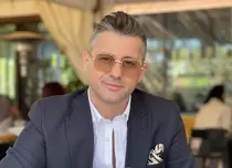 Probleme fără sfârșit pentru liderul trupei Akcent! Adrian Sînă, chemat în instanță de o profesoară. Ce acuzații îi sunt aduse