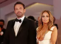 Jennifer Lopez a publicat noi imagini fabuloase de la nunta ei cu Ben Affleck. Celebra artistă a schimbat trei rochii