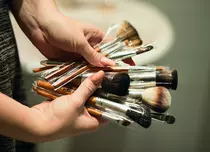 Pictează-ți frumusețea pe chip: iată ce pensule de machiaj ai nevoie să deții