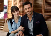 Actorii turci Özge Gürel și Serkan Çayoğlu se vor căsători. Când va avea loc fericitul eveniment