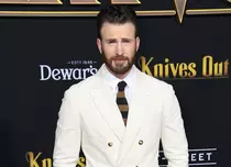 Chris Evans ar avea o nouă iubită. Este vorba de actrița din serialul „Warrior Nun”