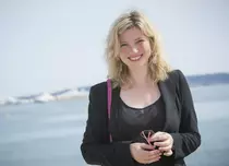 După „Candice Renoir”, actrița Cécile Bois va fi vedeta noului serial „Addict”