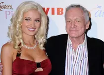 Holly Madison, despre prima noapte cu Hugh Hefner. „El era în mijlocul patului, înconjurat de femei”