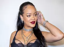 Rihanna, ținută extravagantă și transparentă la un eveniment Dior. Și-a afișat burtica de graviduță