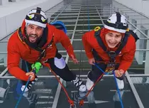 Selly și Dorian Popa au trecut la munca de... sus! Cei doi au spălat geamuri, echipați ca alpiniști utilitari