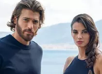 Can Yaman, urmărit de ghinion. Actorul turc din „Vis de iubire” tot așteaptă să dea lovitura în Italia
