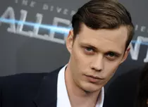 Prima imagine cu Bill Skarsgård din noul film „Boy Kills World”
