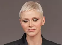 De ce Prințesa Charlene se îmbracă mai nou doar în tinute „decolorate” și sobre. Explicația unui renumit psiholog