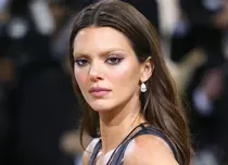 Kendall Jenner s-a lăsat fotografiată complet goală la plajă. A renunțat la costumul de baie