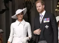 De ce nu o suportă prietenii Prințului Harry pe Meghan Markle. Ce îi reproșează ducesei de Sussex