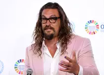 Jason Momoa, surprins pe motor, la plimbare cu iubita lui. Tânăra e cu 10 ani mai tânără decât starul din „Aquaman”